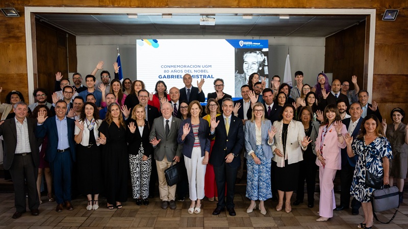 Foto 1 de 24: UGM conmemoró 80 años del Premio Nobel de Gabriela Mistral con homenaje académico y recreación histórica