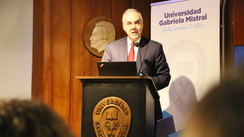 Foto 1 de 3: UGM realizó acto académico "Brasil y Chile: unidos por Mistral"