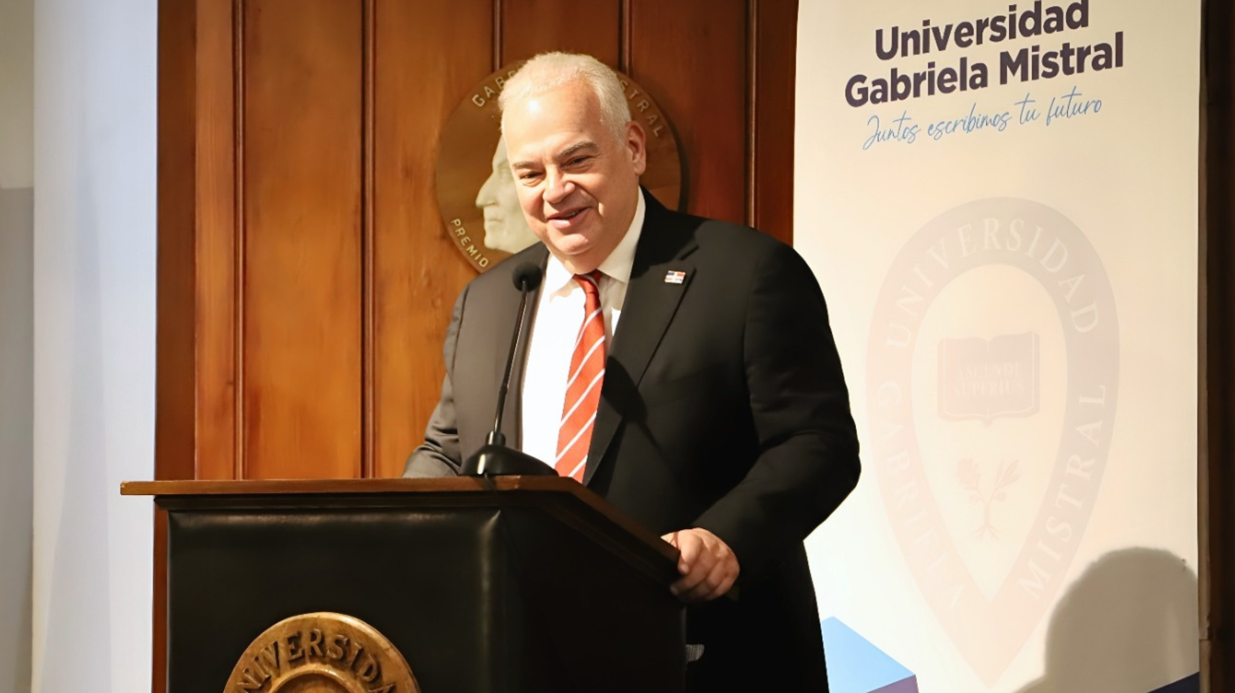 Imagen de la noticia: UGM capacitó a Embajada de República Dominicana en Chile en Inteligencia Artificial