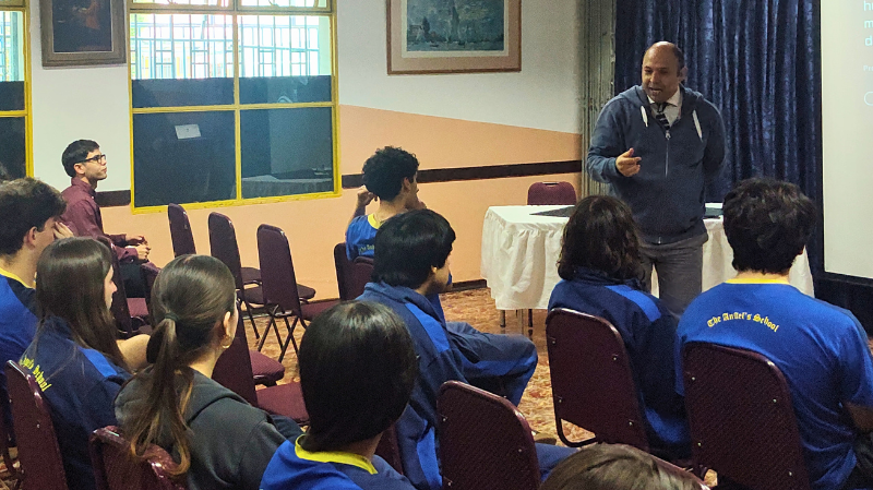 Imagen de la noticia: Humanidades y futuro digital: Director de Humanidades UGM dicta charla en The Angel’s School por el Día de la Filosofía