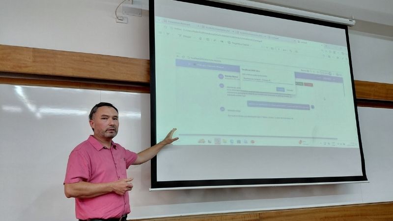 Imagen de la noticia: Académico de Ingeniería Civil Informática UGM presentó plataforma para uso escolar en Summit Internacional de Educación UC