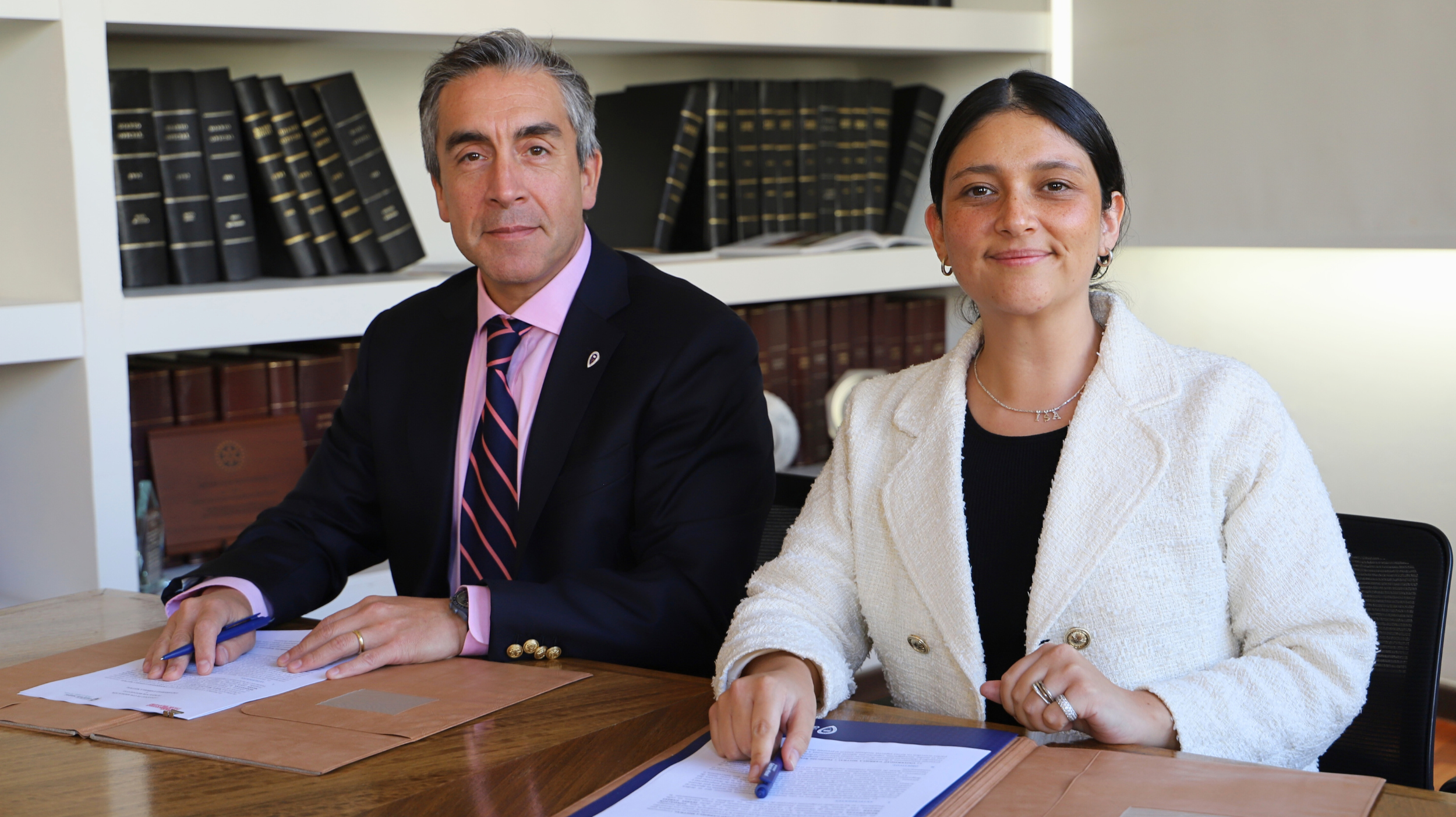 Imagen de la noticia: Universidad Gabriela Mistral y Fundación Respuestas firman convenio para impulsar investigación sobre insuficiencia ovárica prematura