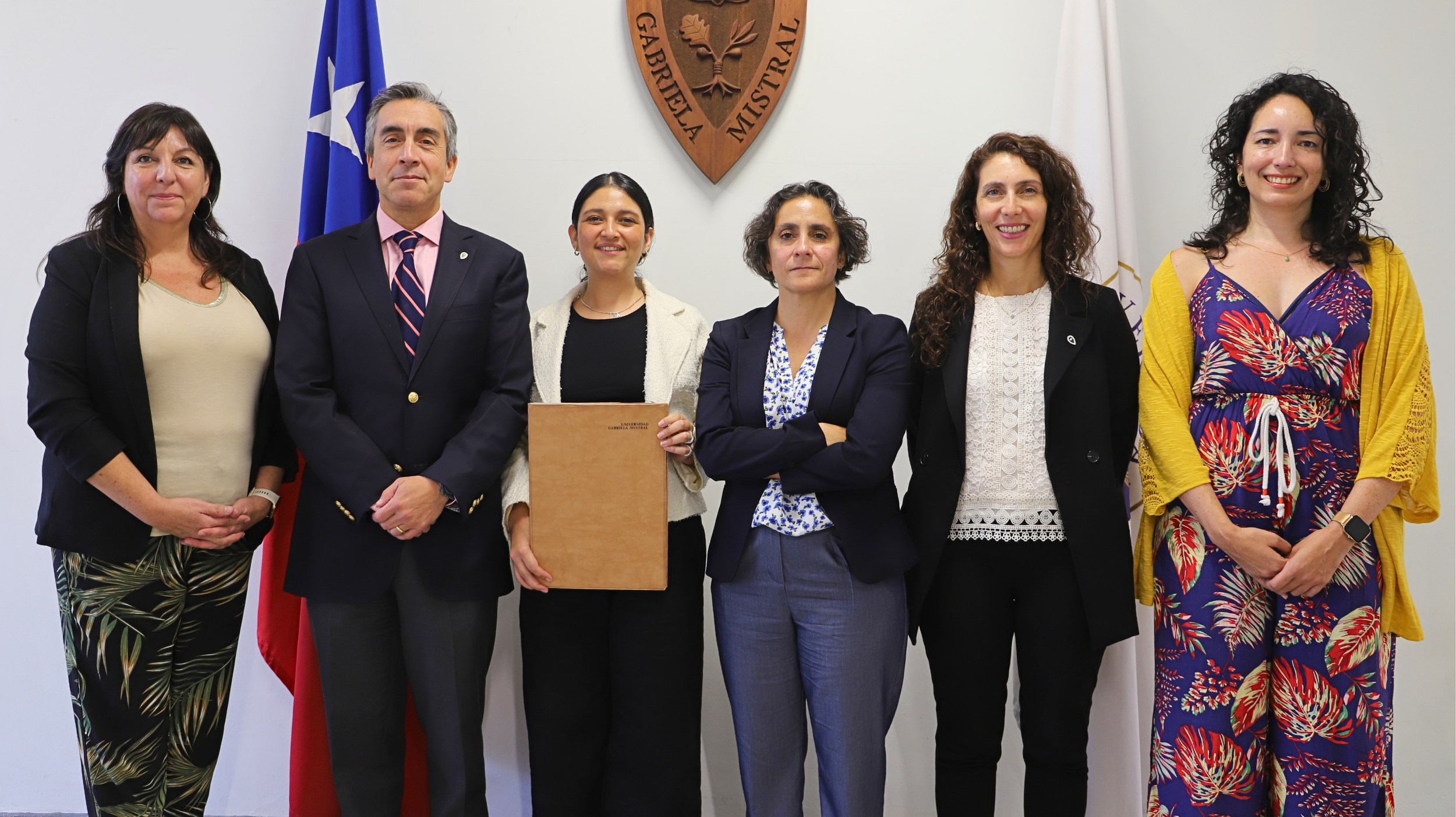 Imagen de la noticia: Universidad Gabriela Mistral y Fundación Respuestas firman convenio para impulsar investigación sobre insuficiencia ovárica prematura