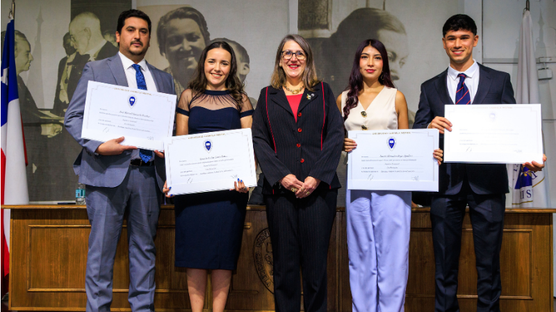 Foto 50 de 74: Universidad Gabriela Mistral celebró a sus egresados y titulados del período 2025-2026
