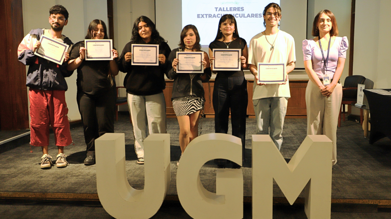 Foto 7 de 8: Mistralinos son certificados por su participación en talleres extracurriculares de la UGM
