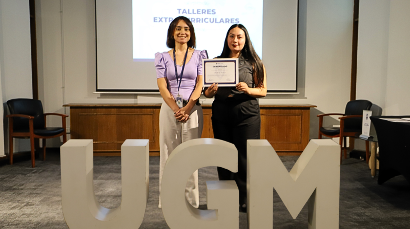 Foto 4 de 8: Mistralinos son certificados por su participación en talleres extracurriculares de la UGM