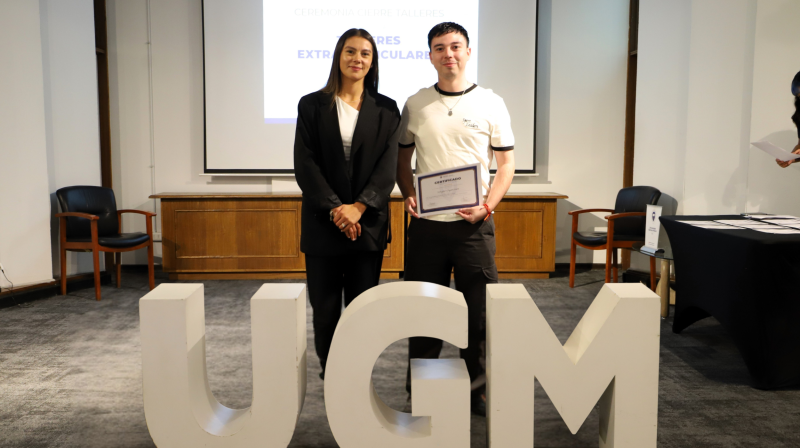 Foto 2 de 8: Mistralinos son certificados por su participación en talleres extracurriculares de la UGM