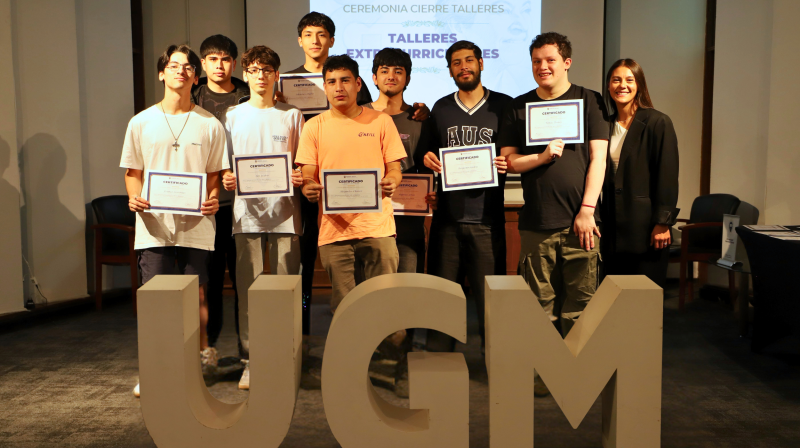 Foto 1 de 8: Mistralinos son certificados por su participación en talleres extracurriculares de la UGM