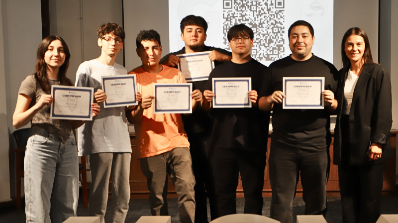 Foto 3 de 8: Mistralinos son certificados por su participación en talleres extracurriculares de la UGM