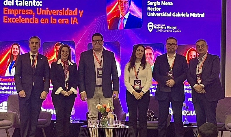 Imagen de la noticia: Rector Sergio Mena moderó panel sobre inteligencia artificial y futuro del talento en Future Skills Summit 2026