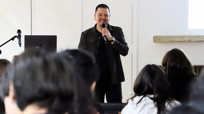 Foto 5 de 5: “El contenido que enamora conecta desde la emoción”: Francisco Órdenes dictó charla en la UGM sobre narrativa digital y redes sociales