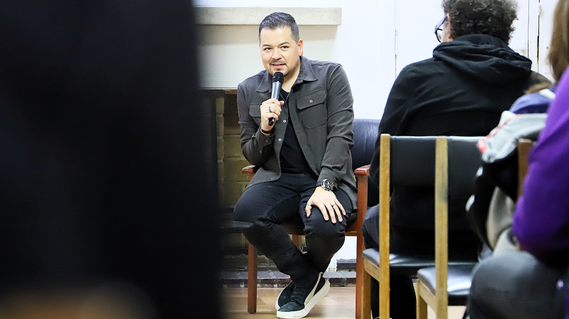 Foto 2 de 5: “El contenido que enamora conecta desde la emoción”: Francisco Órdenes dictó charla en la UGM sobre narrativa digital y redes sociales