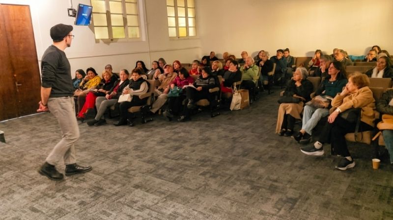 Imagen de la noticia: Estudiantes de más de 80 años se graduaron de la primera Escuela Plateada de la Universidad Gabriela Mistral