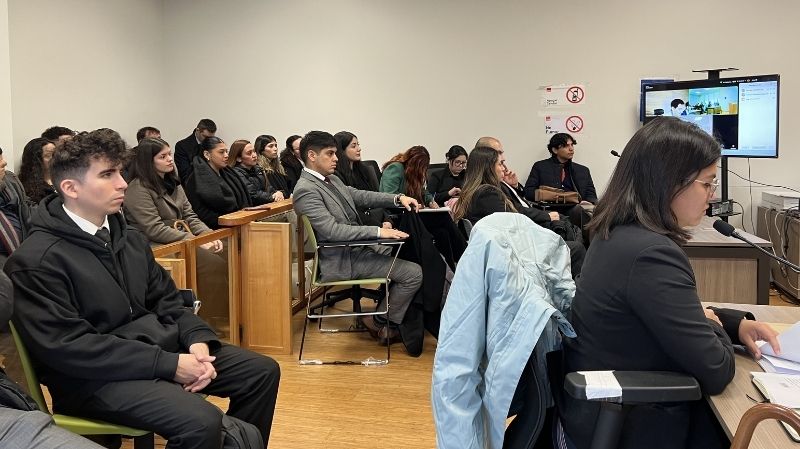 Foto 3 de 3: Estudiantes de Derecho UGM realizaron visita académica al Tribunal de Letras del Trabajo de Puente Alto