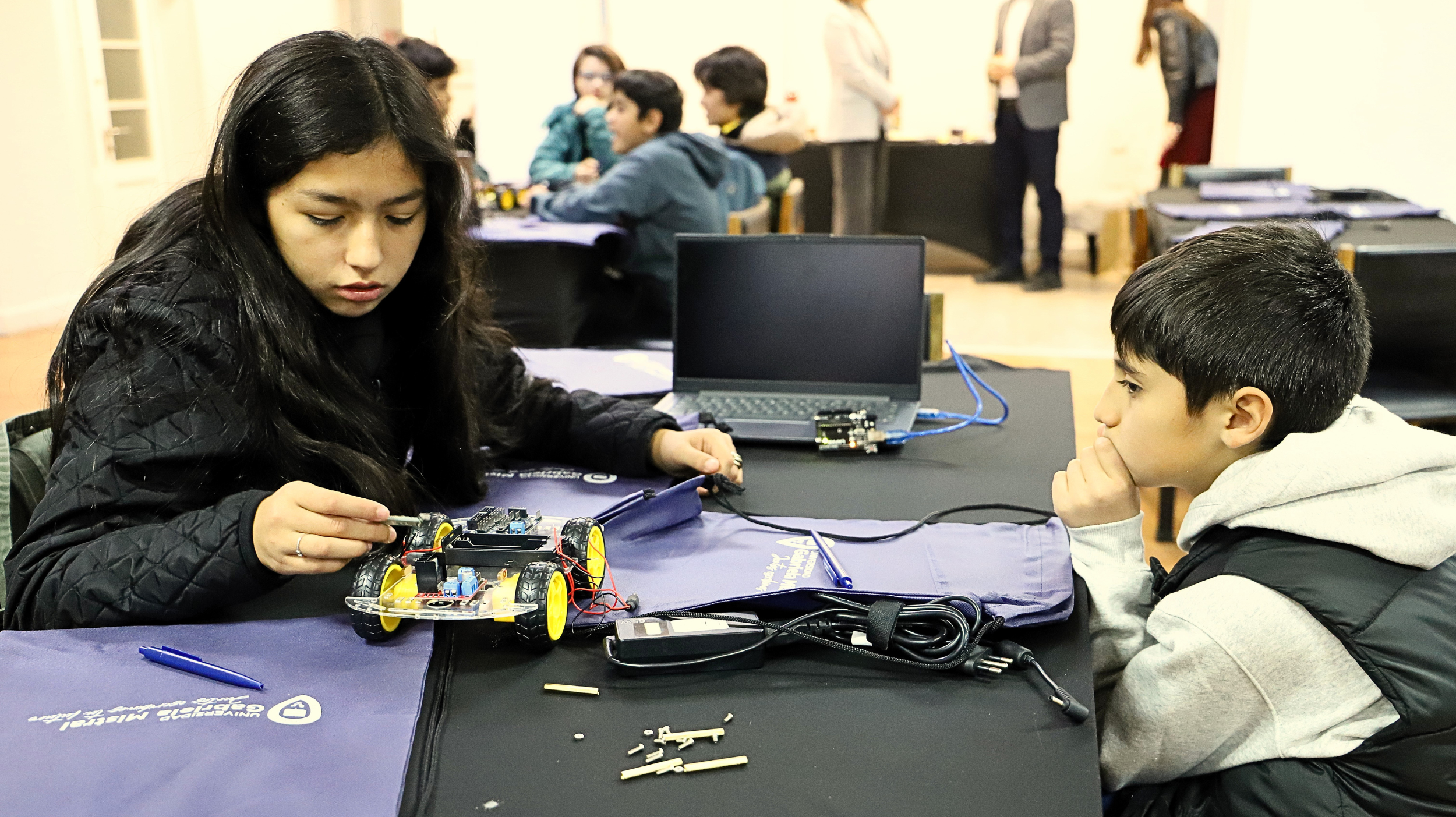 Imagen de la noticia: Estudiantes del Colegio Virtual Betel ponen a prueba sus habilidades en taller de robótica en la UGM
