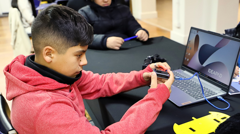 Foto 2 de 5: Estudiantes del Colegio Virtual Betel ponen a prueba sus habilidades en taller de robótica en la UGM