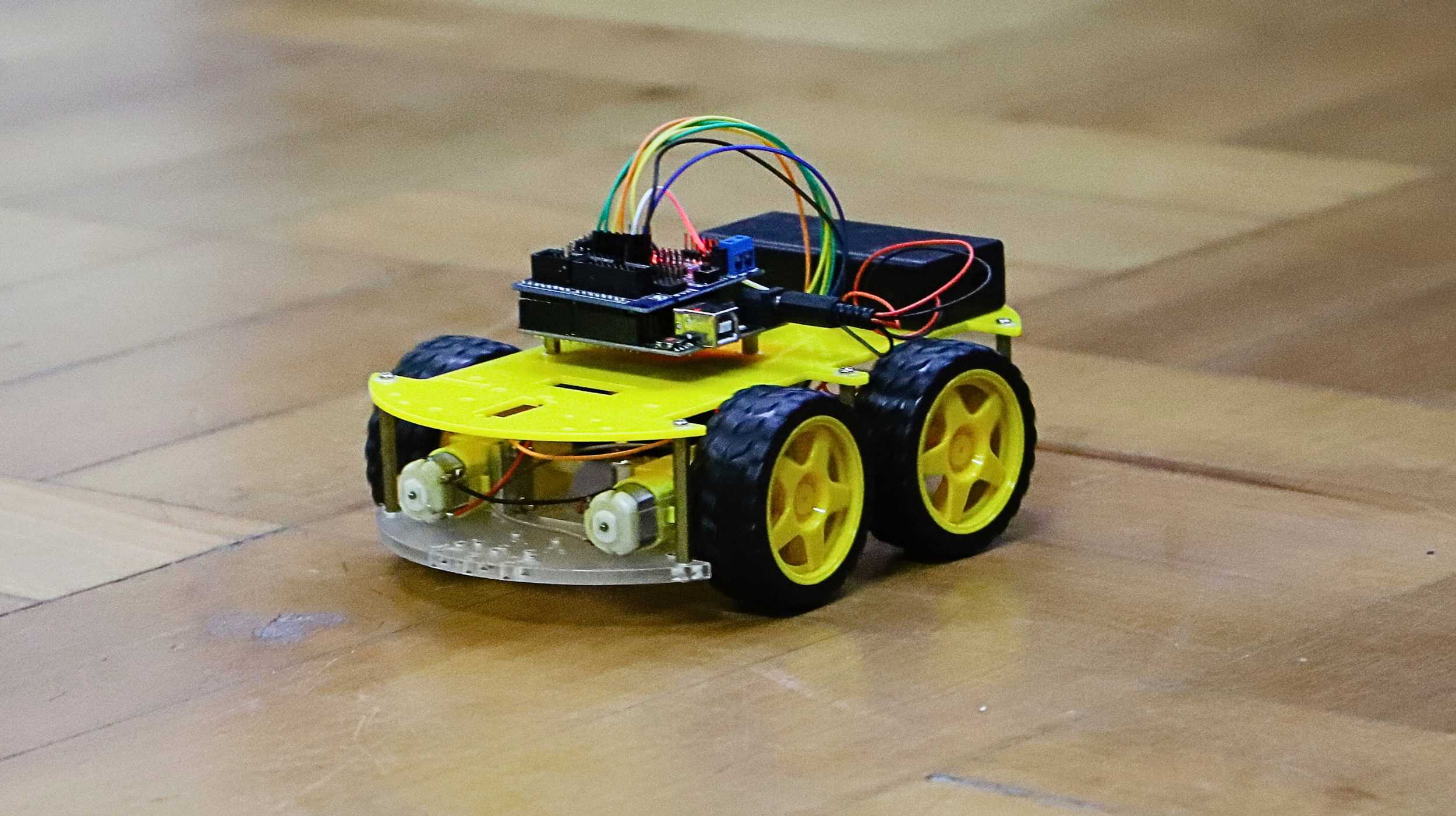 Imagen de la noticia: Estudiantes del Colegio Virtual Betel ponen a prueba sus habilidades en taller de robótica en la UGM