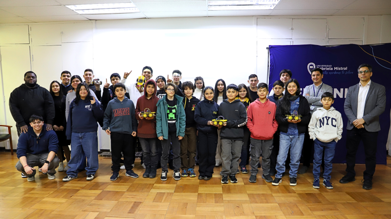 Foto 1 de 5: Estudiantes del Colegio Virtual Betel ponen a prueba sus habilidades en taller de robótica en la UGM