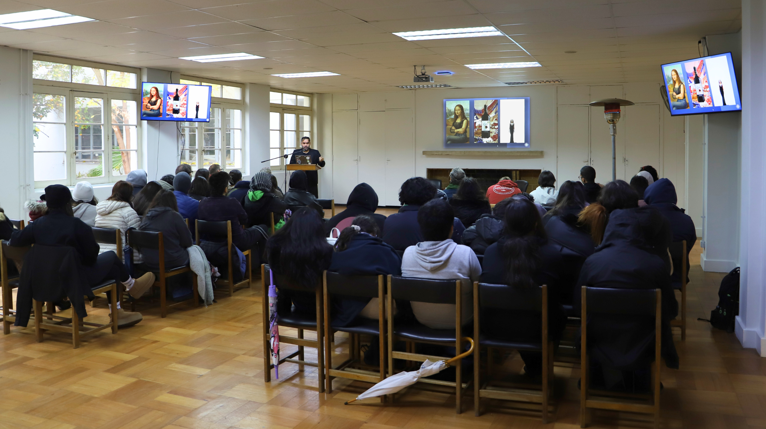 Imagen de la noticia: Estudiantes de Diseño UGM exploraron el cruce entre IA y arte junto a Víctor Cerda, Creative Partner de Runway
