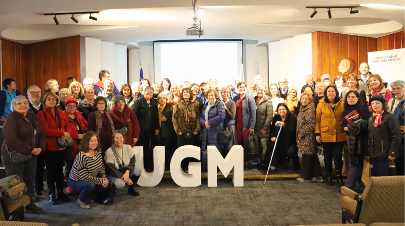 Foto 11 de 11: Estudiantes de más de 80 años se graduaron de la primera Escuela Plateada de la Universidad Gabriela Mistral