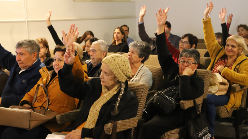 Foto 2 de 11: Estudiantes de más de 80 años se graduaron de la primera Escuela Plateada de la Universidad Gabriela Mistral
