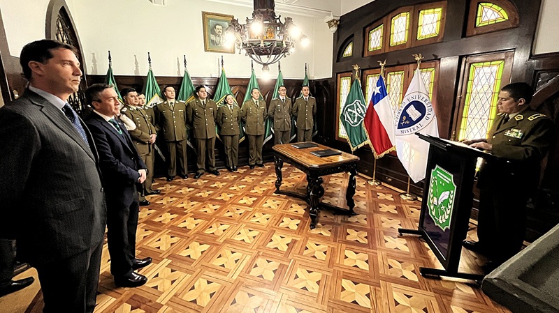 Imagen de la noticia: Universidad Gabriela Mistral y Carabineros de Chile amplían convenio de colaboración con nuevos beneficios para funcionarios y sus familias
