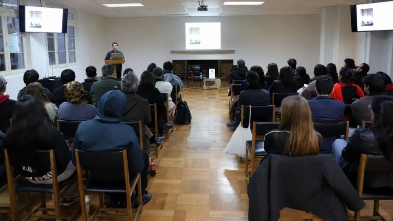 Foto 1 de 3: Arquitecto Nicolás Urzúa expuso sobre el uso de la madera industrializada como material constructivo en su charla “De la pieza al total”