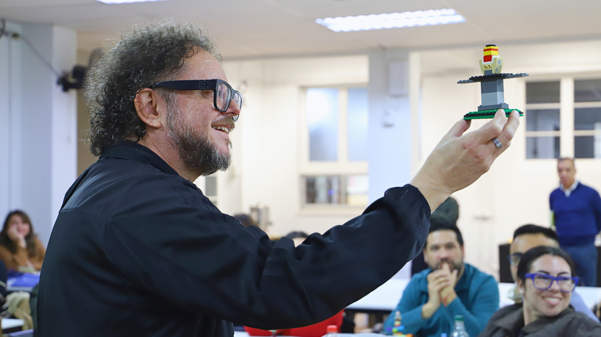 Imagen de la noticia: "Pensar con las manos": MBA Executive UGM desafió a sus estudiantes con metodología Lego® Serious Play®