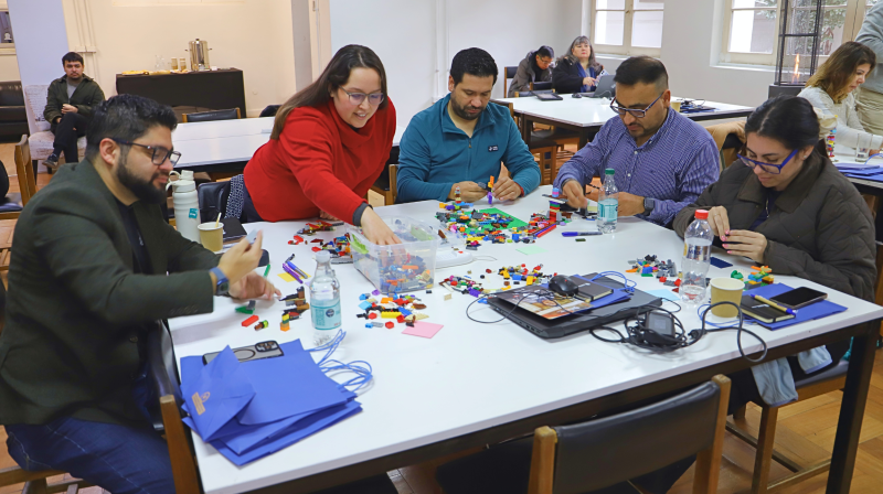 Foto 1 de 20: "Pensar con las manos": MBA Executive UGM desafió a sus estudiantes con metodología Lego® Serious Play®