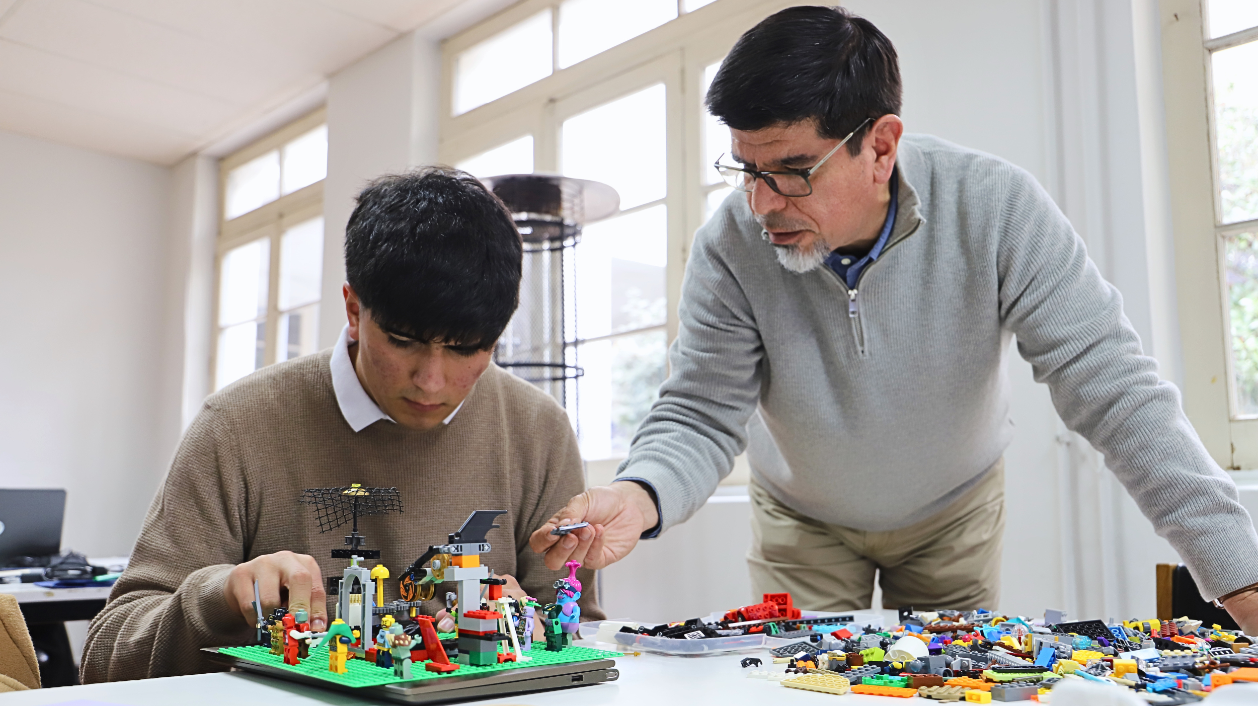 Imagen de la noticia: "Pensar con las manos": MBA Executive UGM desafió a sus estudiantes con metodología Lego® Serious Play®