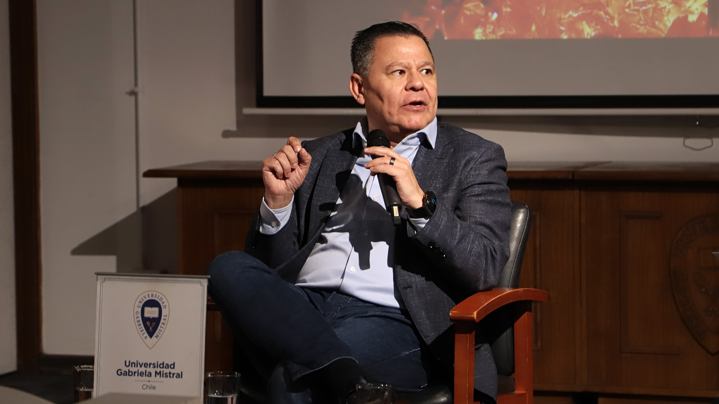 Imagen de la noticia: IA y pensamiento crítico: UGM analizó el rol de las humanidades frente a los desafíos tecnológicos