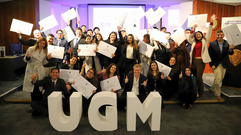 Foto 7 de 12: Titulación de diplomados UGM junto a SKY Airline refleja el valor de la formación continua