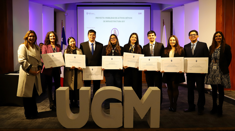 Foto 10 de 12: Titulación de diplomados UGM junto a SKY Airline refleja el valor de la formación continua