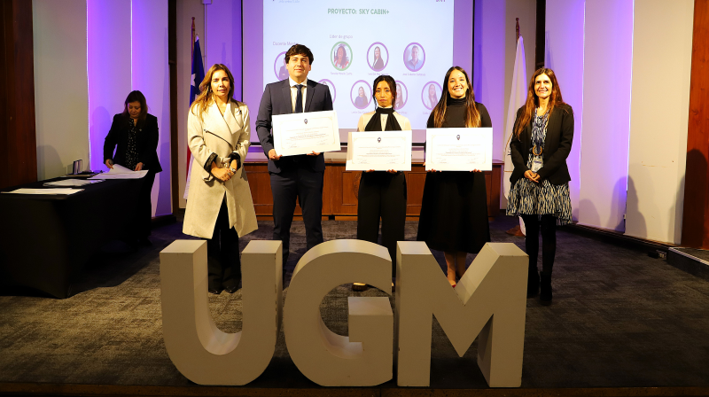 Foto 3 de 12: Titulación de diplomados UGM junto a SKY Airline refleja el valor de la formación continua