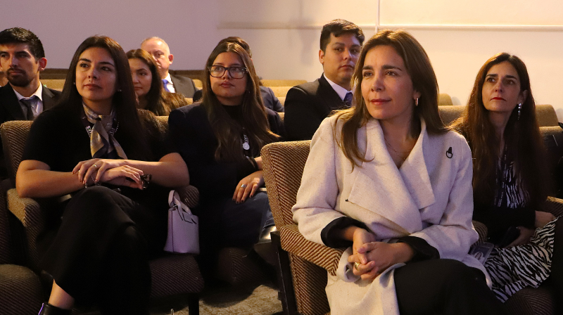 Foto 11 de 12: Titulación de diplomados UGM junto a SKY Airline refleja el valor de la formación continua