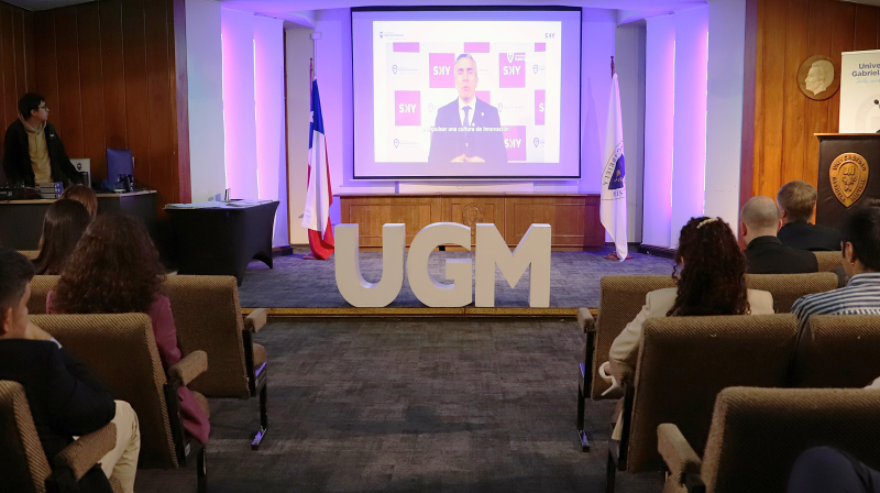 Foto 6 de 12: Titulación de diplomados UGM junto a SKY Airline refleja el valor de la formación continua