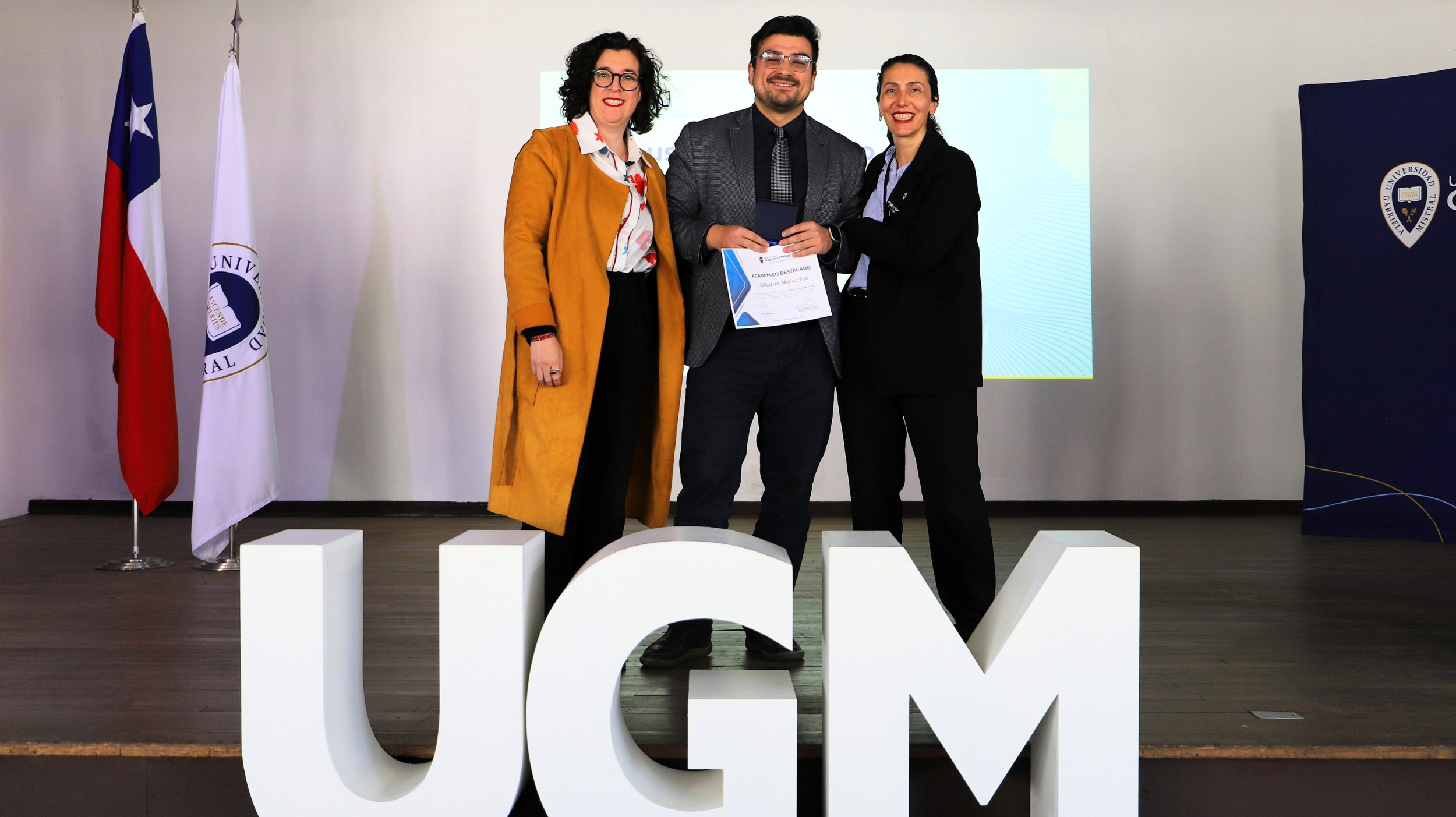 Imagen de la noticia: Innovación, práctica y acompañamiento: Estos fueron los docentes reconocidos en el Claustro Académico UGM 2026