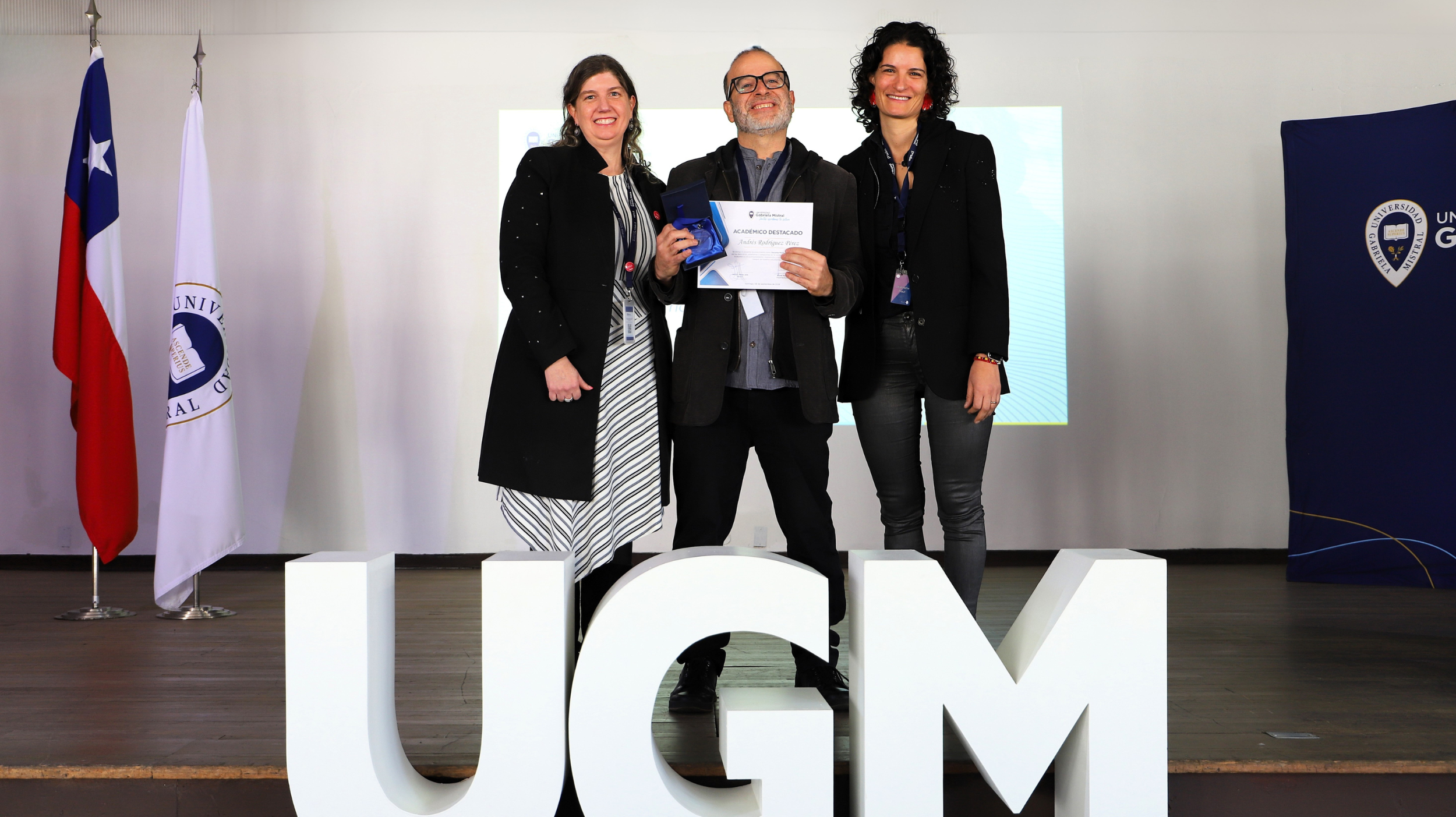 Imagen de la noticia: Innovación, práctica y acompañamiento: Estos fueron los docentes reconocidos en el Claustro Académico UGM 2026