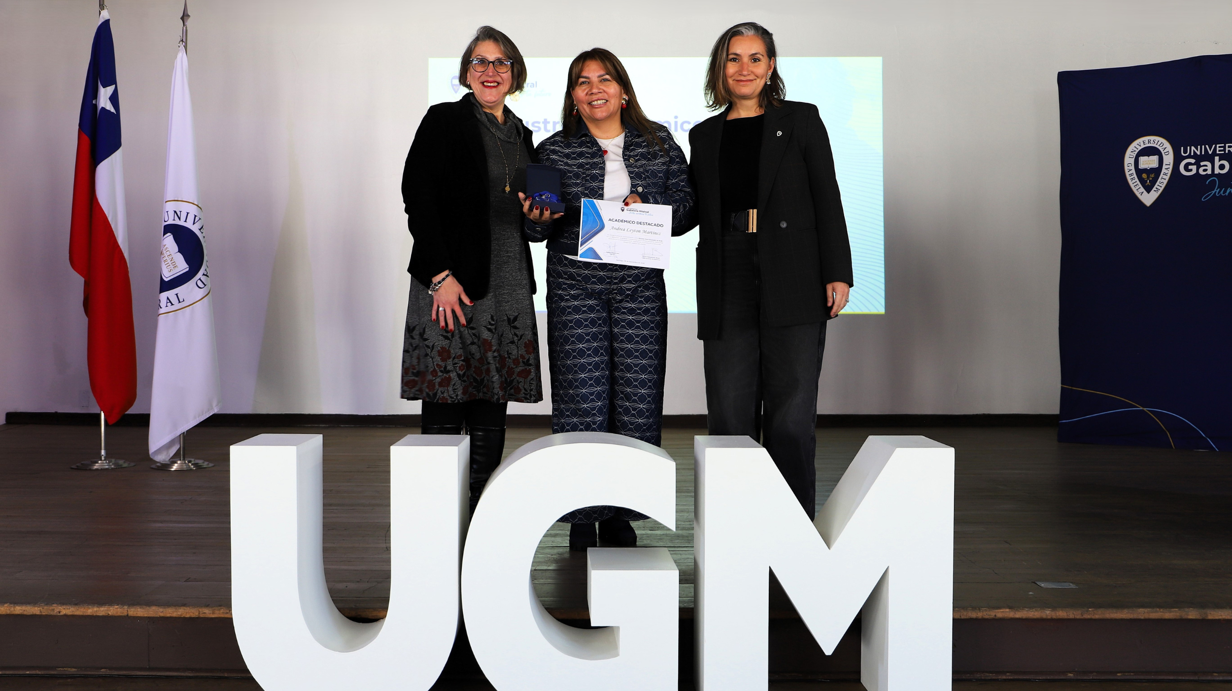 Imagen de la noticia: Innovación, práctica y acompañamiento: Estos fueron los docentes reconocidos en el Claustro Académico UGM 2026