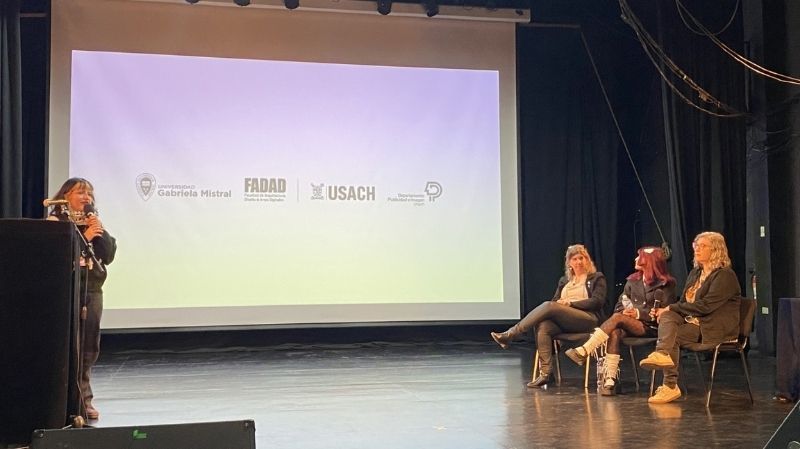 Foto 4 de 4: Directora de Diseño y Artes Digitales UGM expuso sobre los riesgos de salud mental que afectan a los creadores de la industria creativa